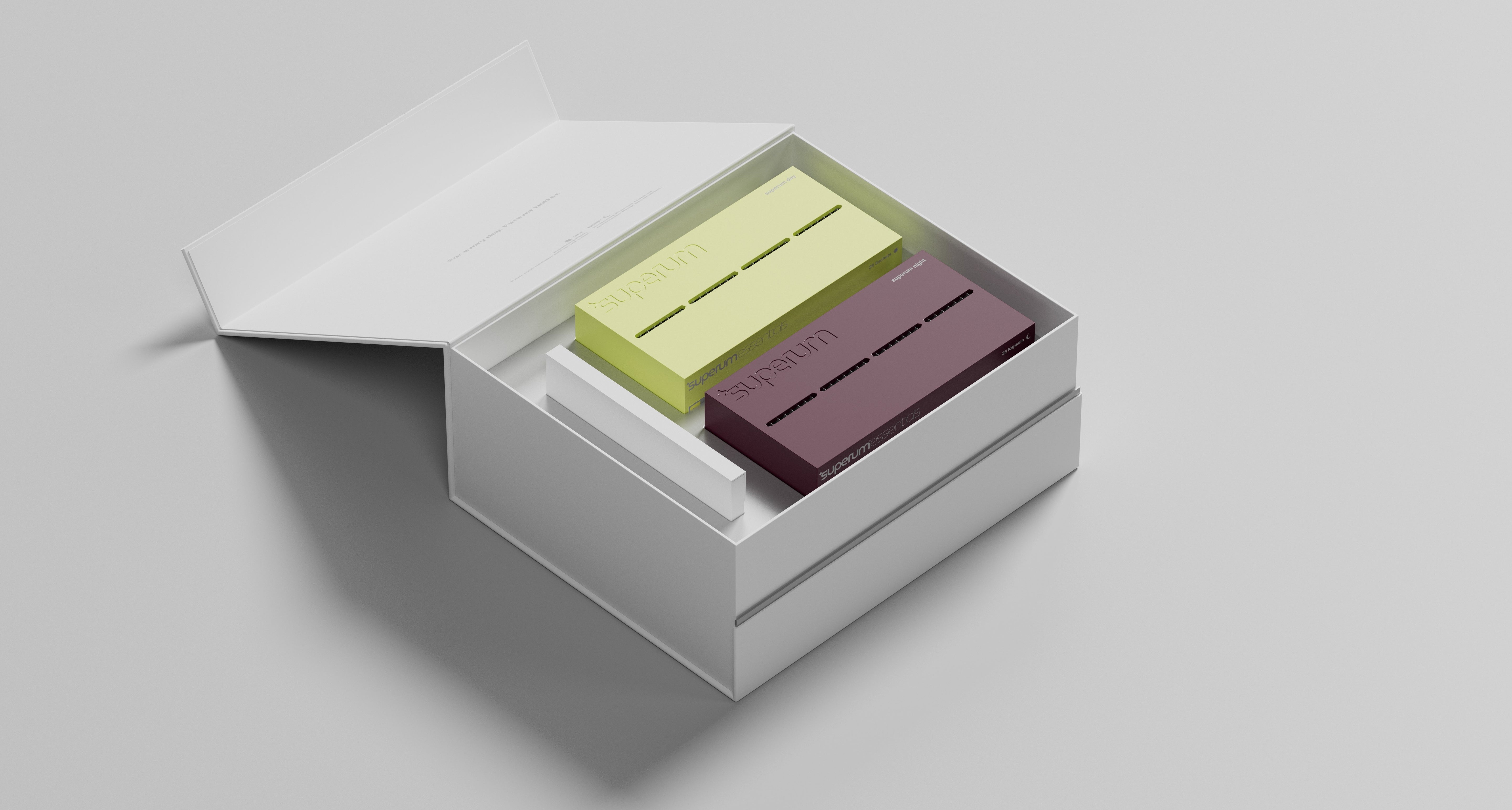 Geöffnete superum Box mit Pulver- und Kapsel-Produkten